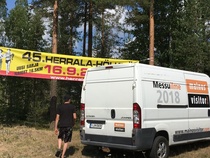 Hölkän mainoksia paikoilleen.